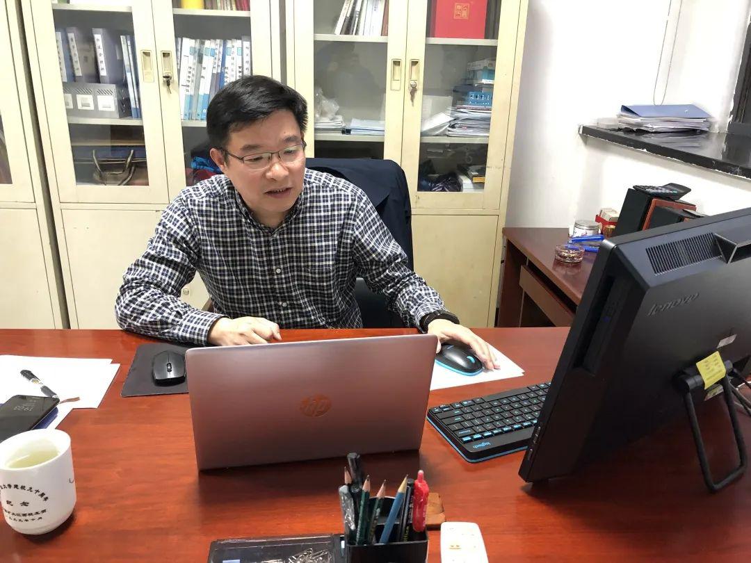 学校对外合作与发展处处长,校友总会秘书长钟晓东围绕111周年校庆校友