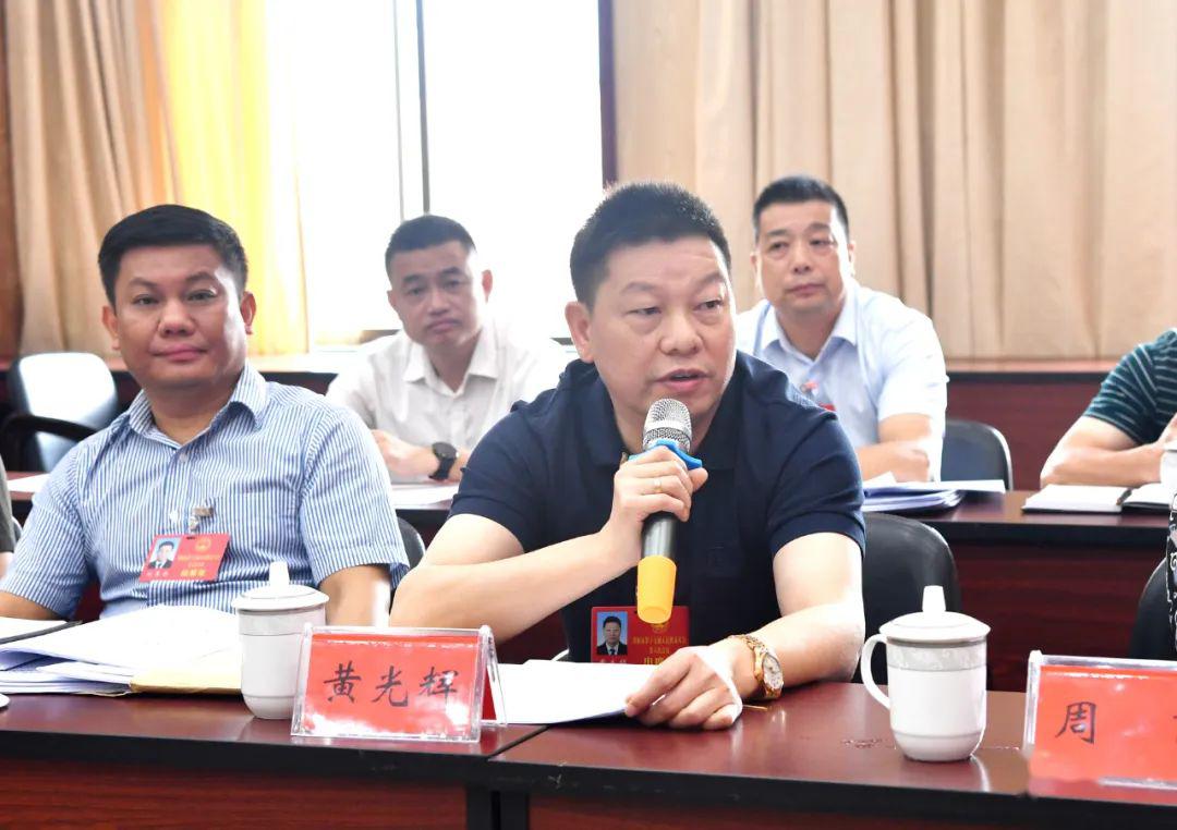 围绕花炮产业发展,黄光辉代表和何定武代表对各地烟花爆竹禁限放表达