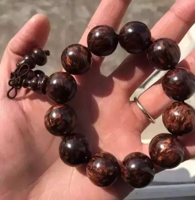 关键禁忌:不可带汗盘玩 木质手串一般都忌讳带汗盘玩.