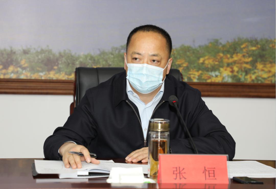 县委书记张恒针对当前我县疫情防控工作作讲话.副县长张亚冰主持会议.