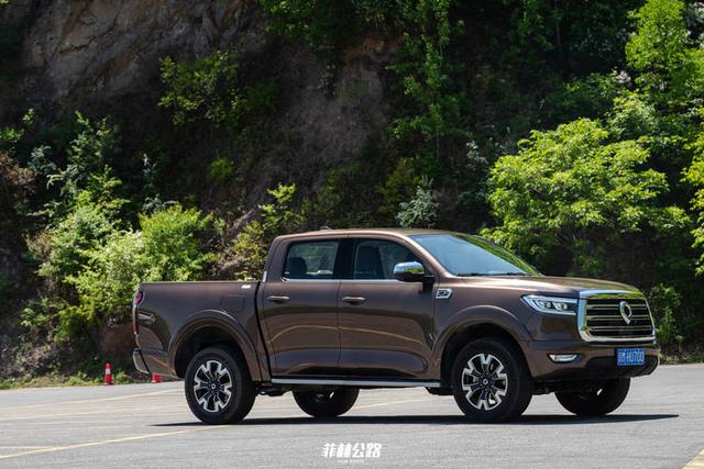 不过90年代初,长城率先发现了这一商机,开始向市场推出皮卡车型.