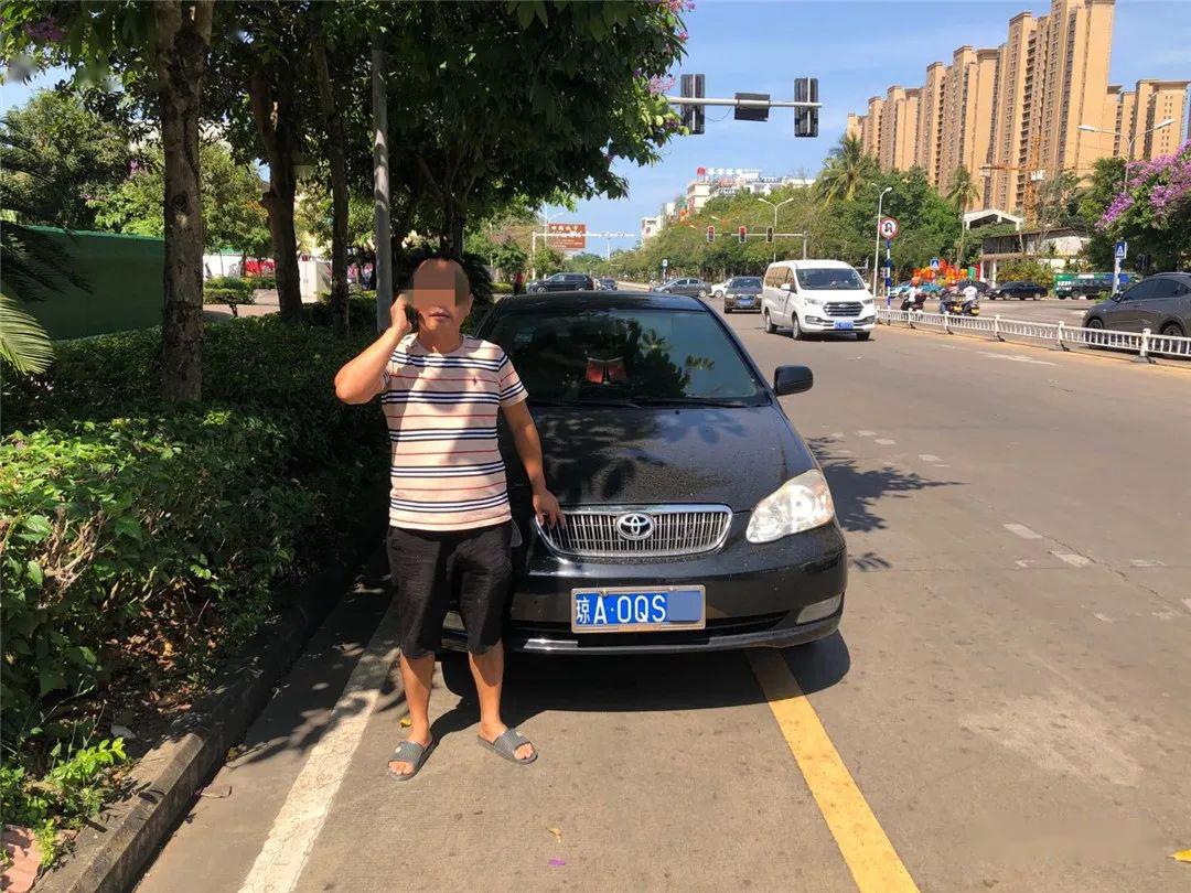 一辆号牌琼a0qsxx的黑色小型轿车在爱华东路行驶,该车涉嫌报废,市公安