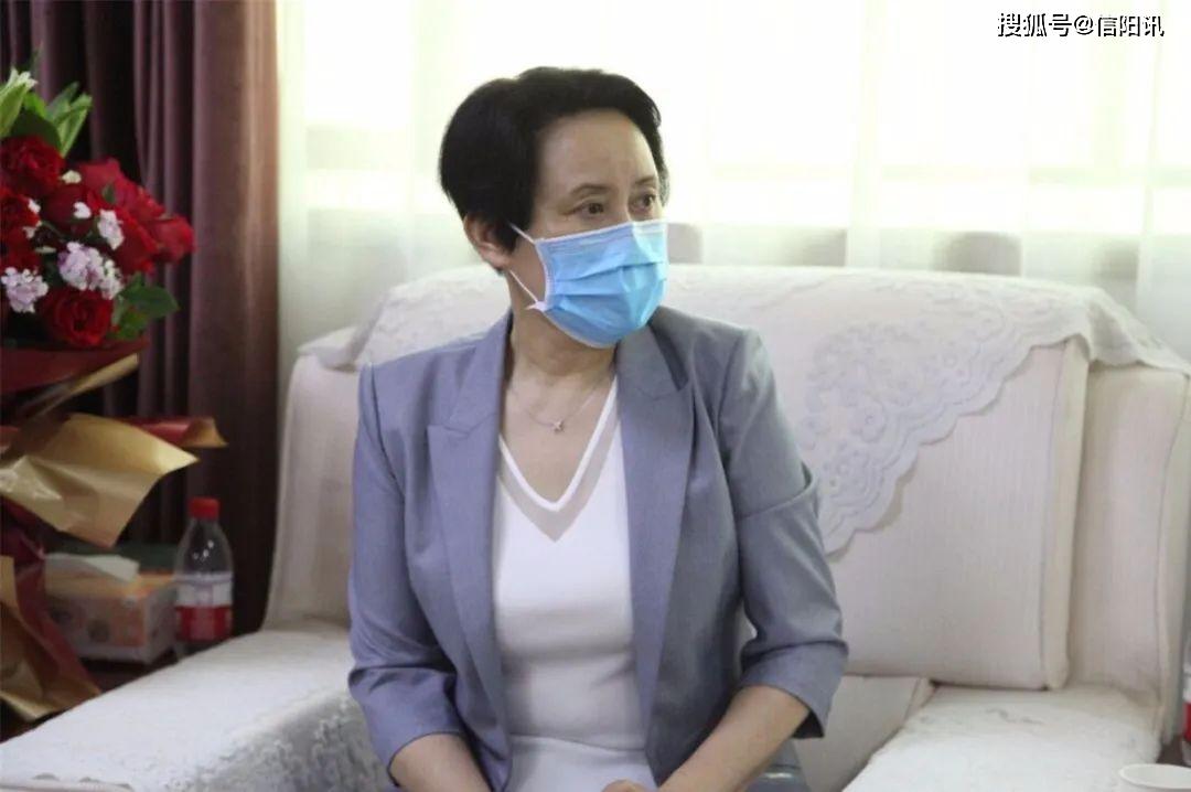 杨淑萍同志到信阳市中心医院看望慰问护理工作者