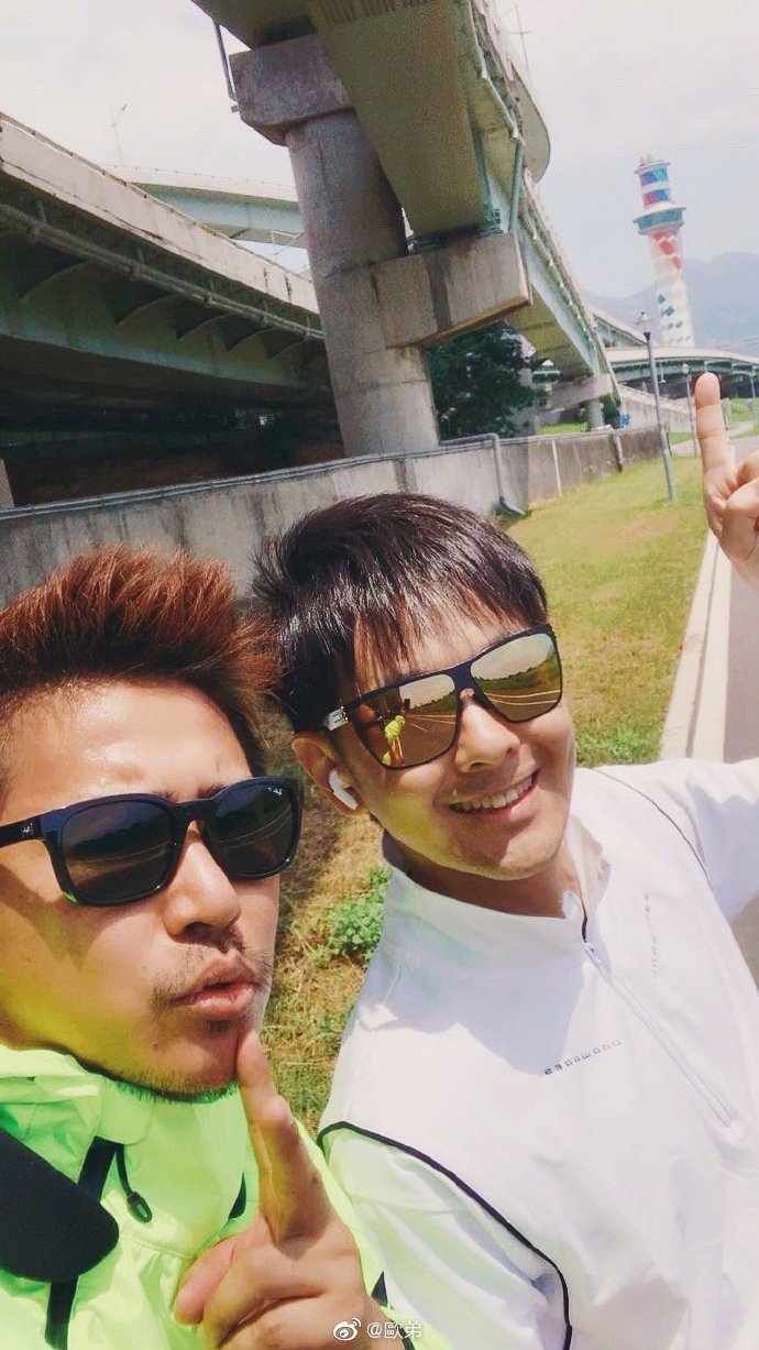 5月13日,欧弟在微博分享与好兄弟林志颖外出骑车运动的合照,并配文:"