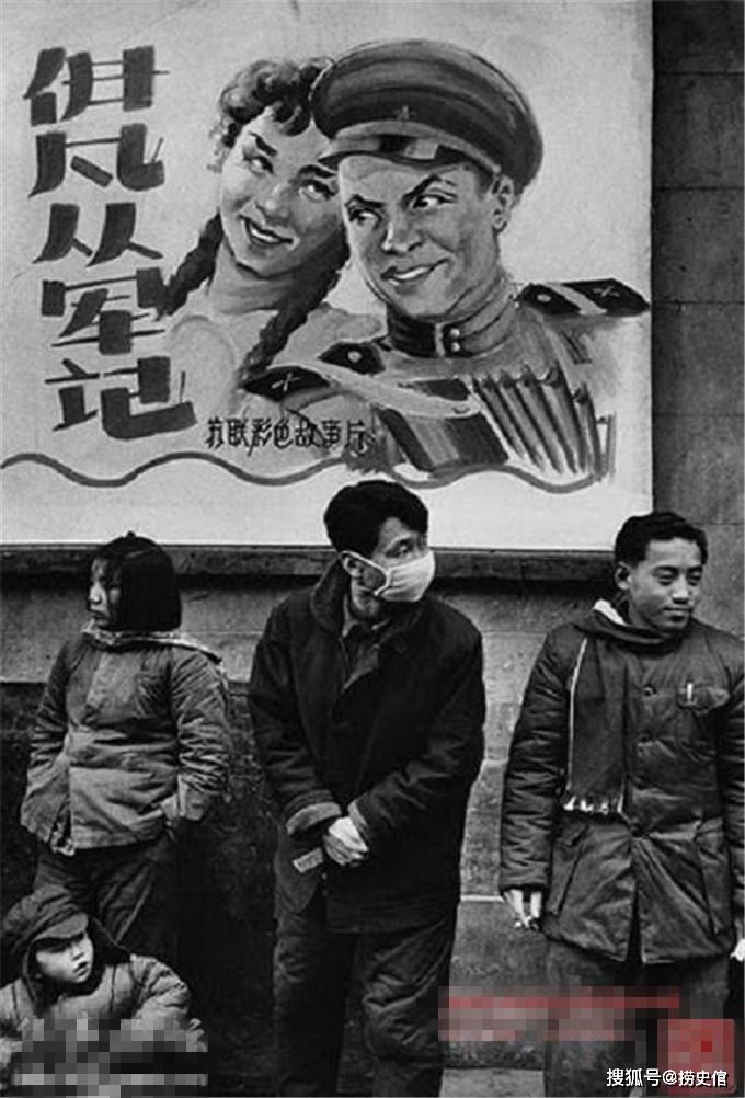 建国初期北京老照片收音机还是稀罕物竹壳暖瓶坏了还要修