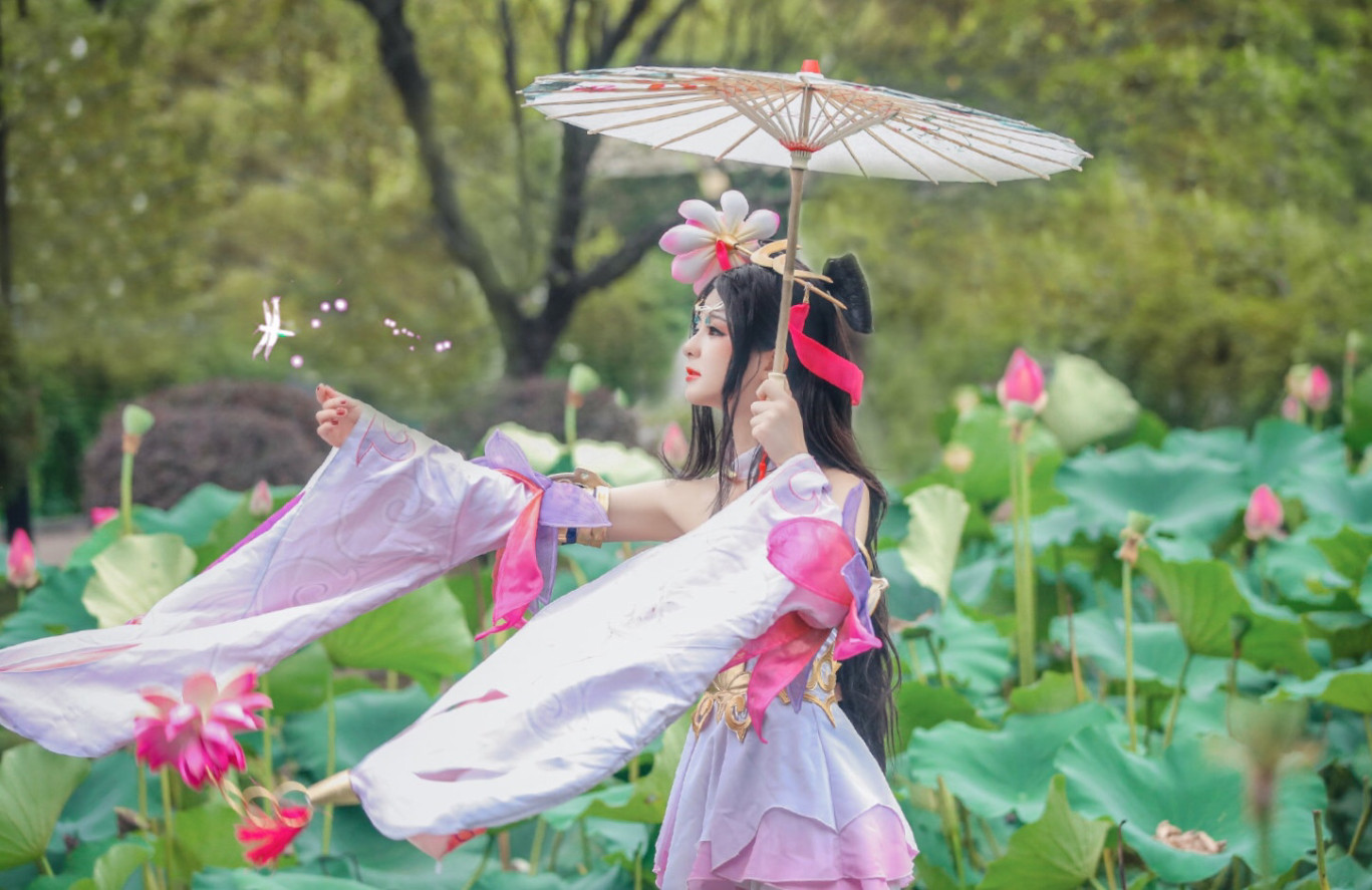 acg最靓cos第36期:古风美少女漫天花雨中,如荷花仙子翩翩起舞