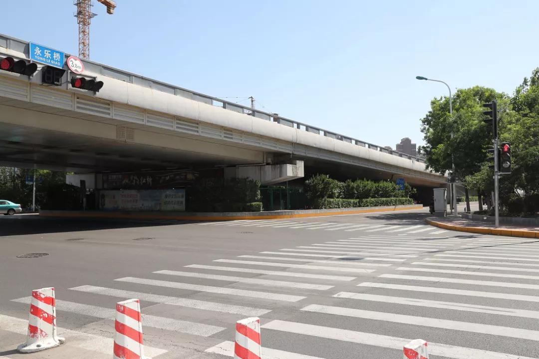 子牙河南路道路(南运河北路至三条石大街)段施划有黄色禁止停车线