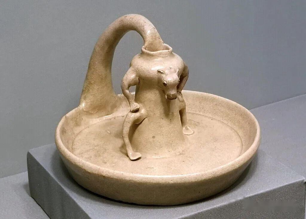 瓯窑青釉点彩牛型灯盏 东晋浙江省博物馆藏