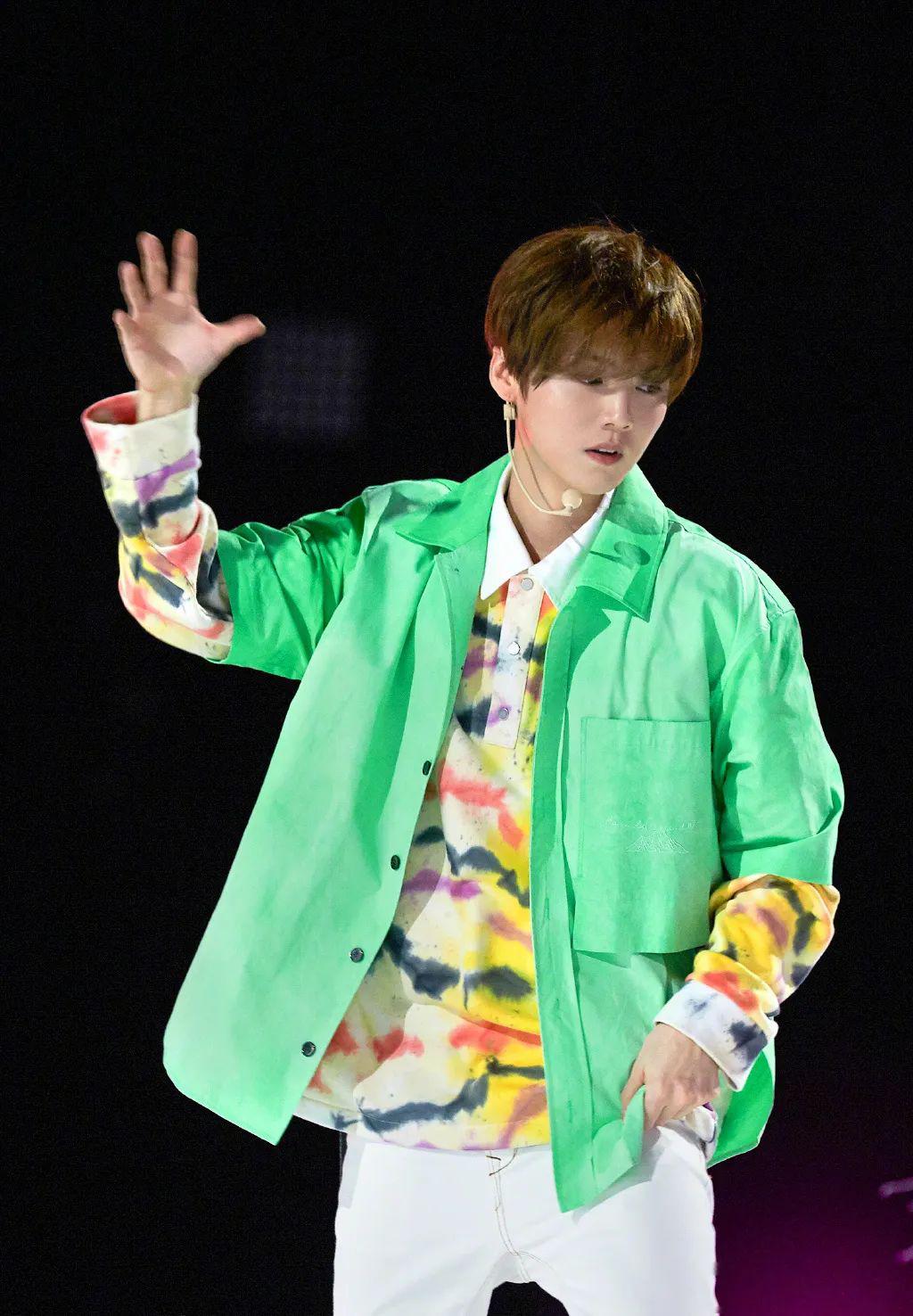 范丞丞的垂顺西裤营造帅气的利落感,而另类印花的廓形衬衫更显肩线