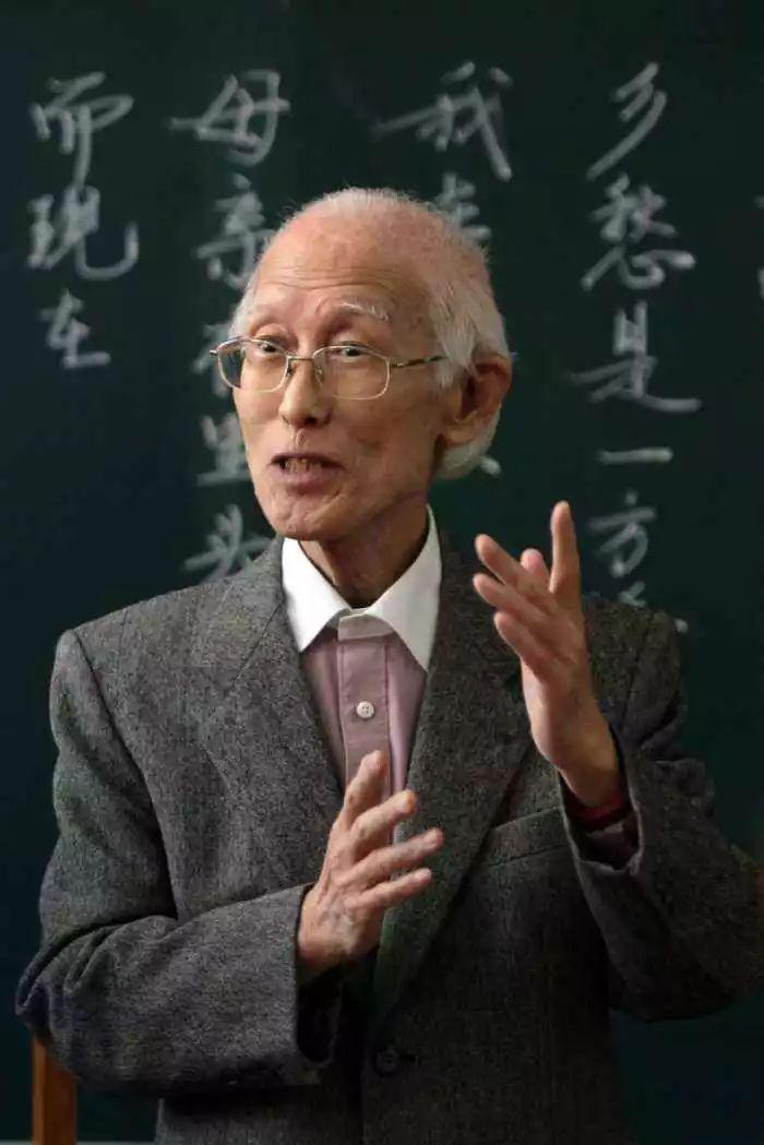 这首歌被完美演绎,那位摇椅上的老人却已随乡愁而去…_余光中