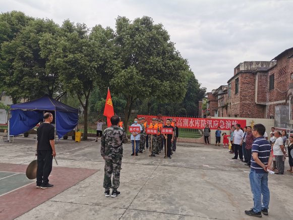 铜锣镇开展防洪防汛应急抢险演练