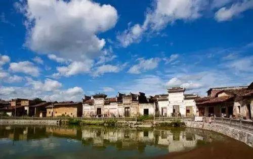 她镌刻着曾巩,晏殊,晏几道等她屹立着中华百世大儒陆象山她是东方