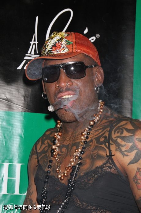 就和皮蓬一起回到了更衣室内,很从容打开了冰镇啤酒,然后抽起了雪茄