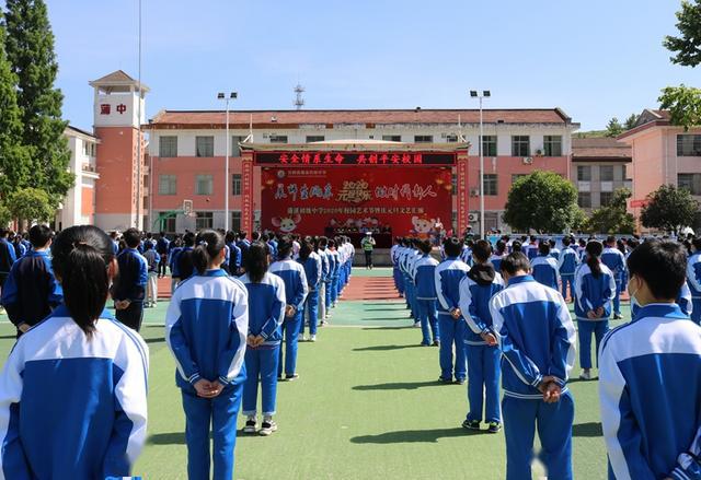 安康高速交警安漢中隊及安康路政中隊一行受邀來到漢陰縣蒲溪初級中學