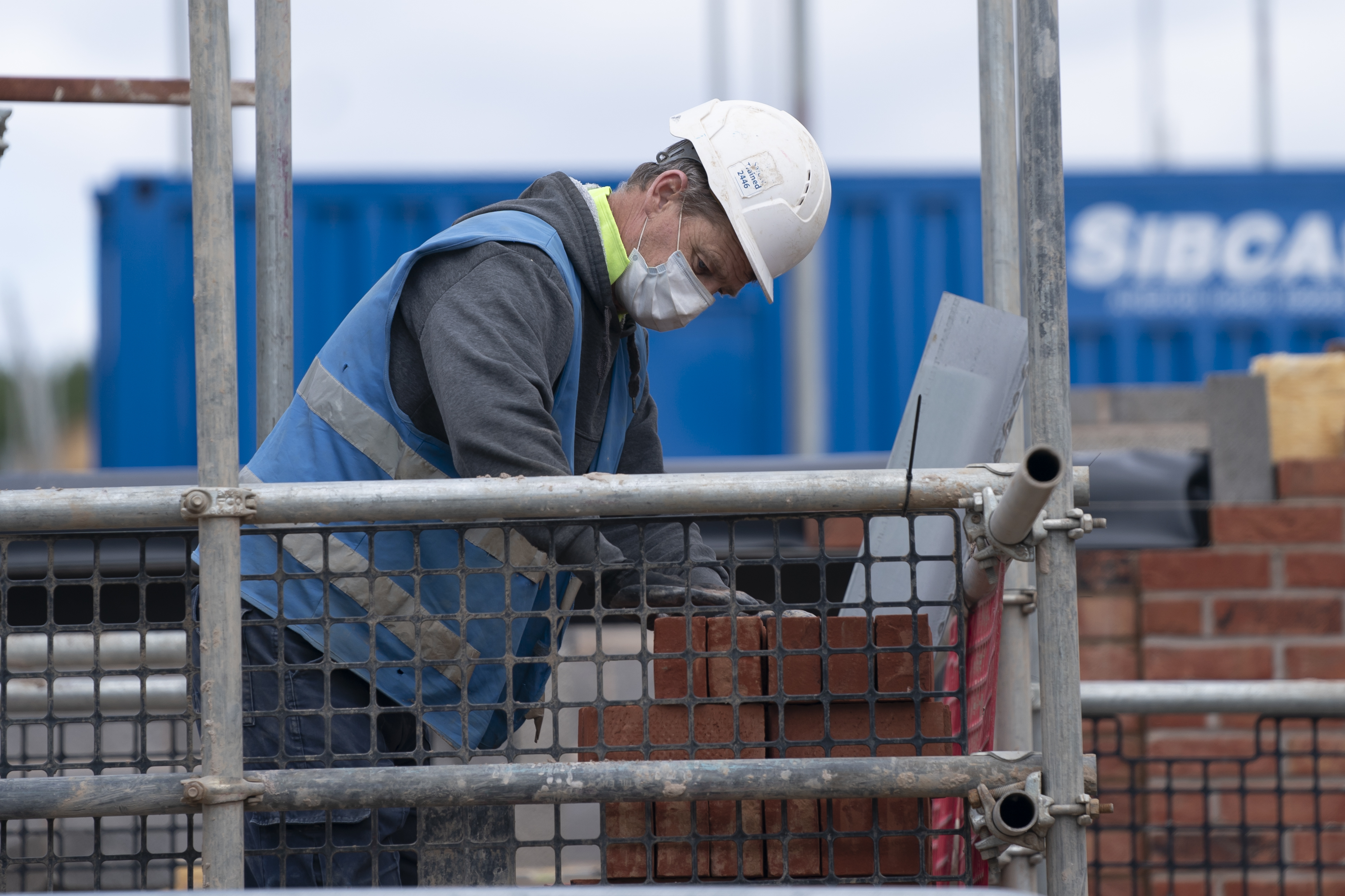 英国建筑工人重返工作岗位