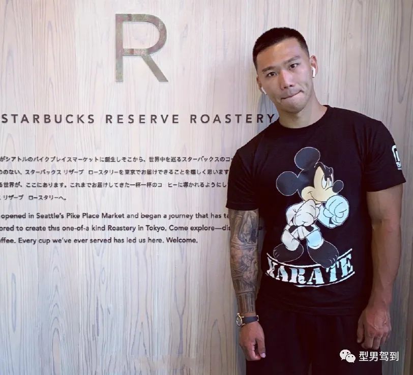 出生,是一位北京运动爷们儿小哥的微博名叫@ hanson-白▼身材时刻在线