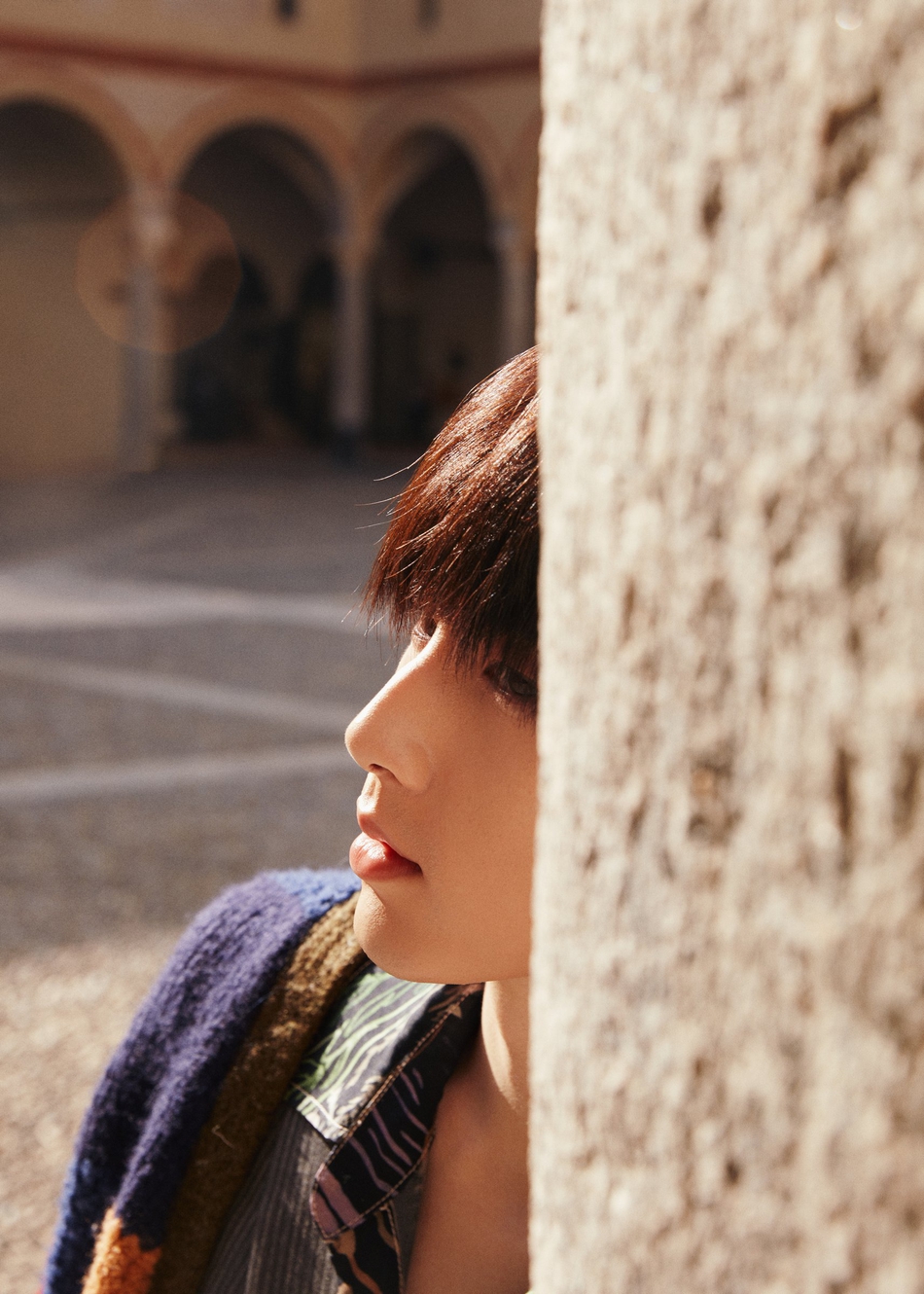 郭俊辰身着毛衣叠搭西装温暖随性