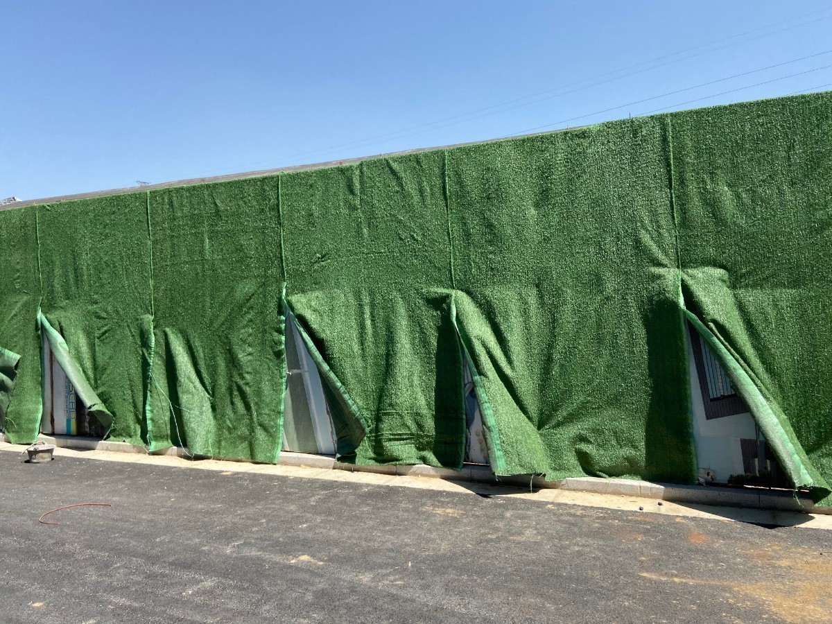 原创工地围挡使用仿真绿植人造草坪的好处