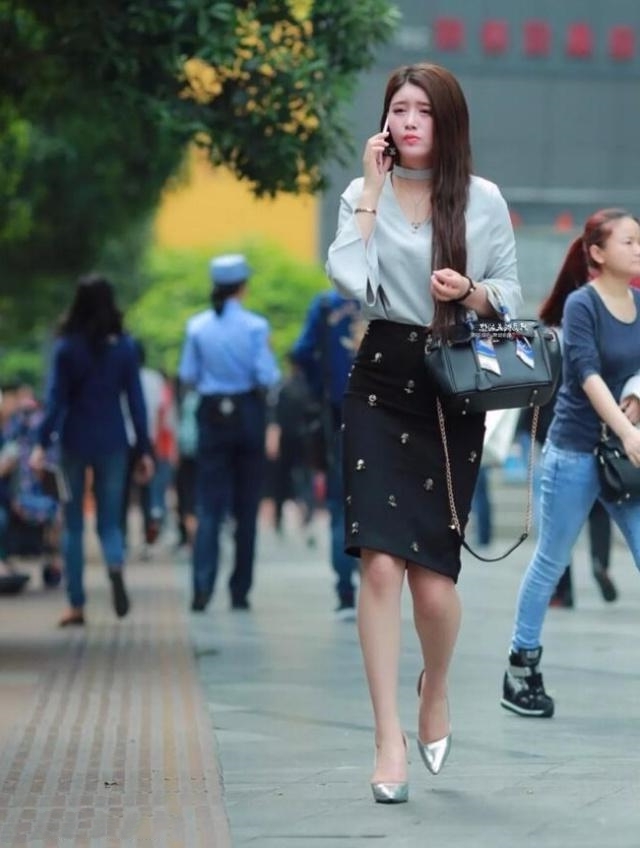 路人街拍美女穿一字肩的墨绿色连衣裙看起来俏皮又随性