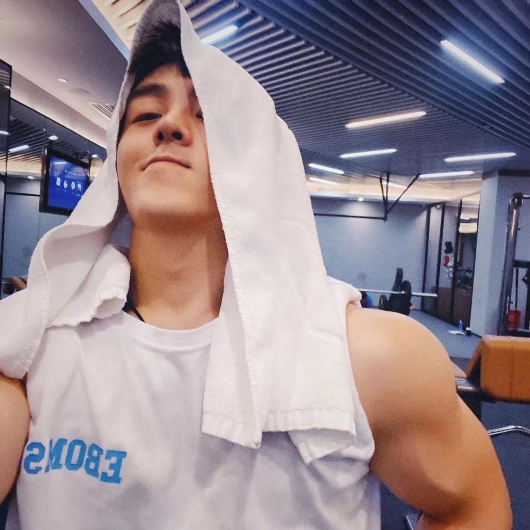 原创这算小奶狗吗脸书数十万粉丝的22岁精神小伙