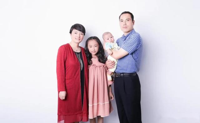 女儿李依文从小在家庭爱读书,读好书氛围熏陶下,2015年以优异的成绩考