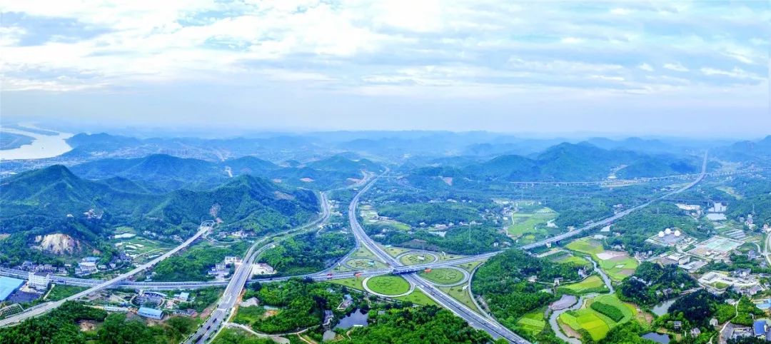 京珠,上瑞高速公路和g107,g320国道在此交汇,京广,湘黔铁路,武广高铁