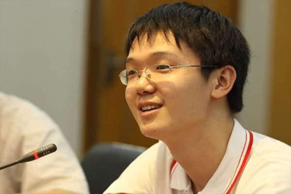 李泰伯就是一个典型的别人家的孩子,他的从小成绩就非常的好,在高中的