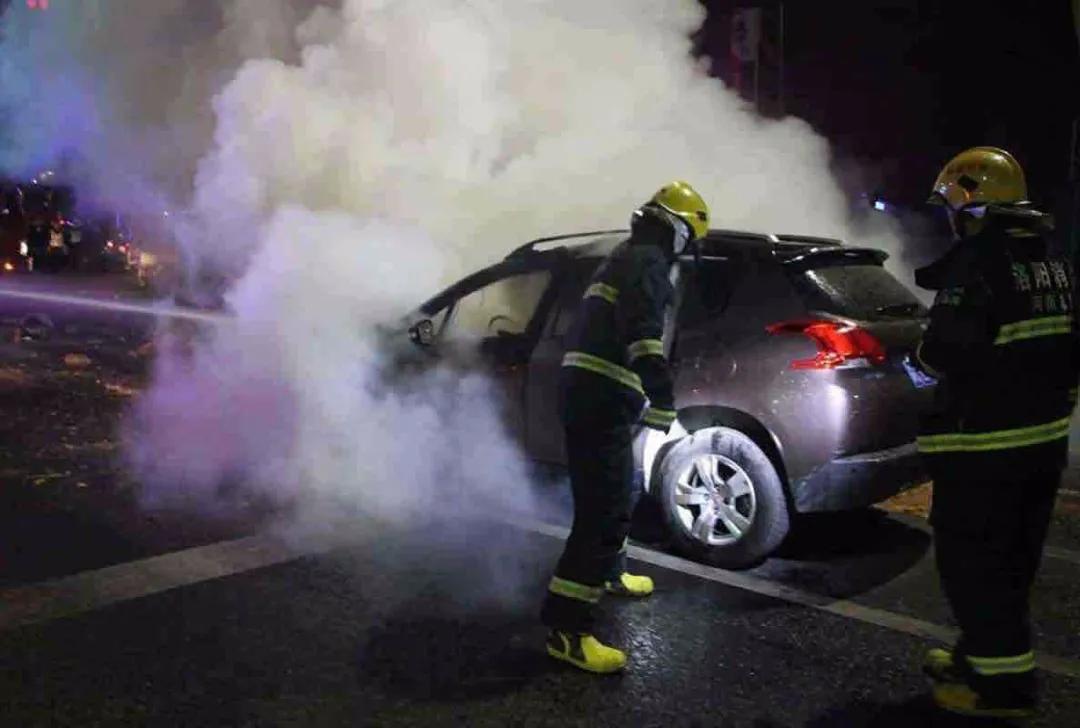 3,大火赶紧跑若发现着火车辆火势比较大,即便还没有发生爆炸,也要赶紧