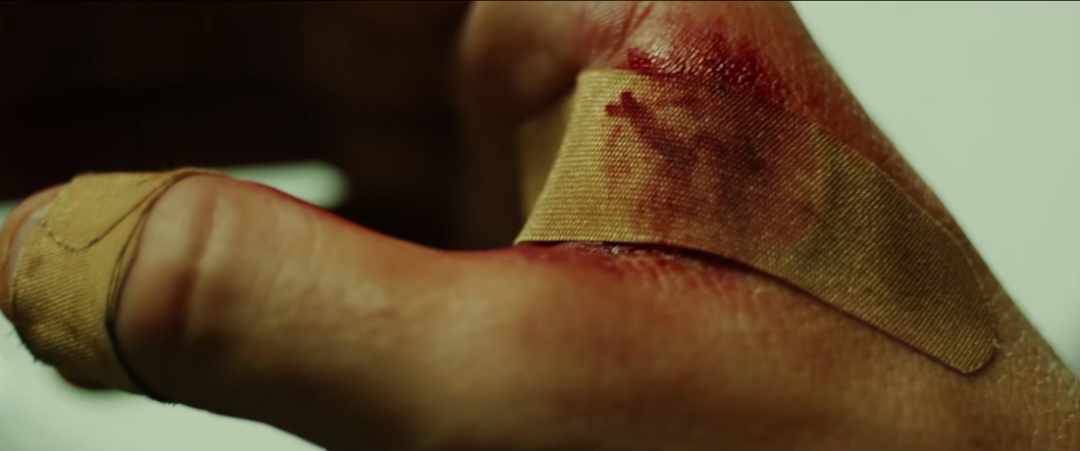 他可以因为老师的一句咒骂反复练习节拍到手都血肉模糊,成为核心鼓手