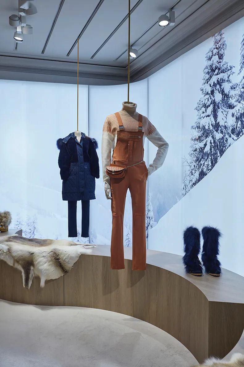 增加了橱窗的景深感,流苏元素的装饰,表现了夏季的通透感···7