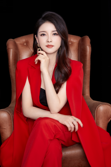 因为如今的董燕萍和谢琴,早已不是当年那个只为生活奔波,每天围着灶台