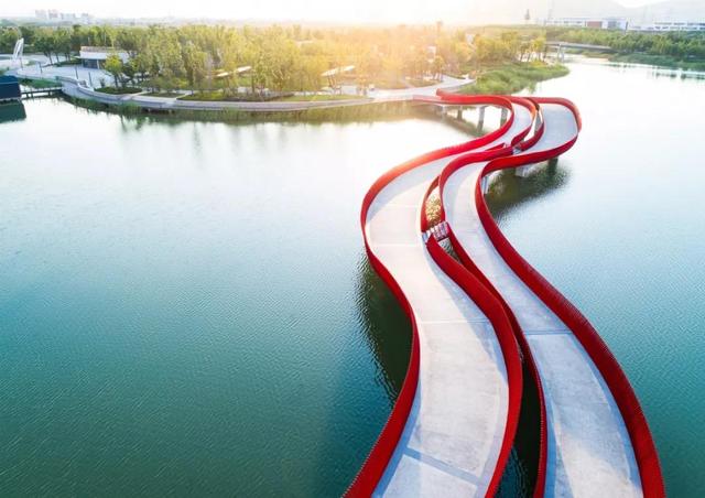 天鹅湖公园的地理位置公园总投资约1.9亿元.