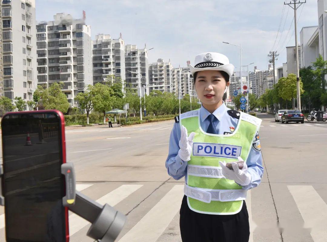 宿松交警街头执法直播中快来看看谁与交警同框了