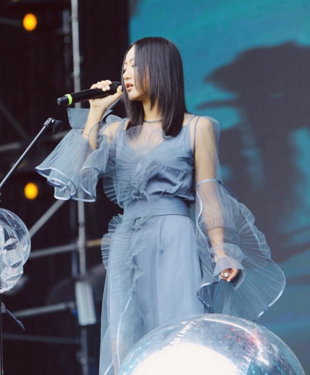 原创陈粒不仅唱歌好听穿搭更是有个性黑黄皮美得很有味道