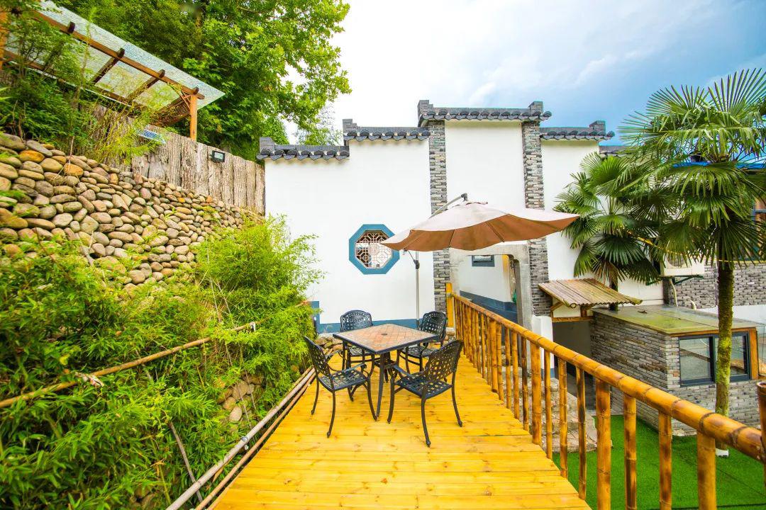 纯实木打造的山中小院莫干山瑶庄民宿客栈