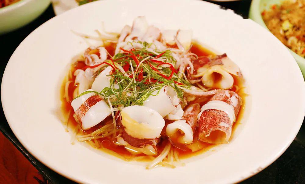 人均30波士顿龙虾锅菠萝蜜鸡煲古镇酸菜鱼带你一秒穿越江南水乡