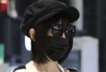 毛晓彤黑白条纹开衫亮相 性感黑袜长腿吸睛