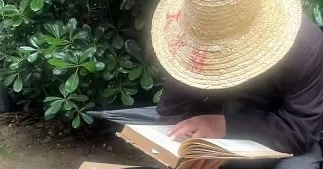 70岁卖鸡蛋老人看纯英文高等数学