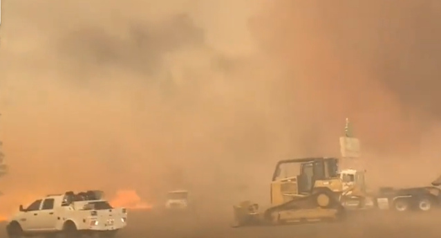 加州山火连烧十天 火龙卷肆虐如灾难片