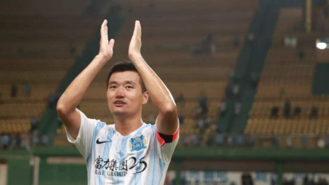 李铁最英明决定并非启用曹赟定 而是召入他 堪称国足最灵动边后卫