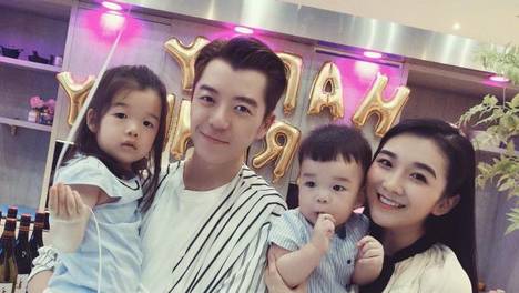 王栎鑫老婆也追星，看到李现就小鹿乱撞，这些明星追星更疯狂