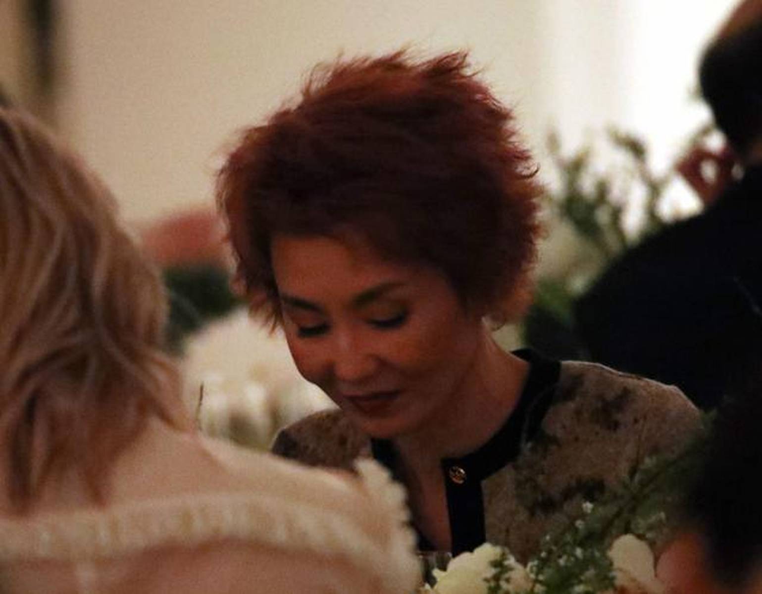 张曼玉顶爆炸头现身,浓妆艳抹遮不住老态