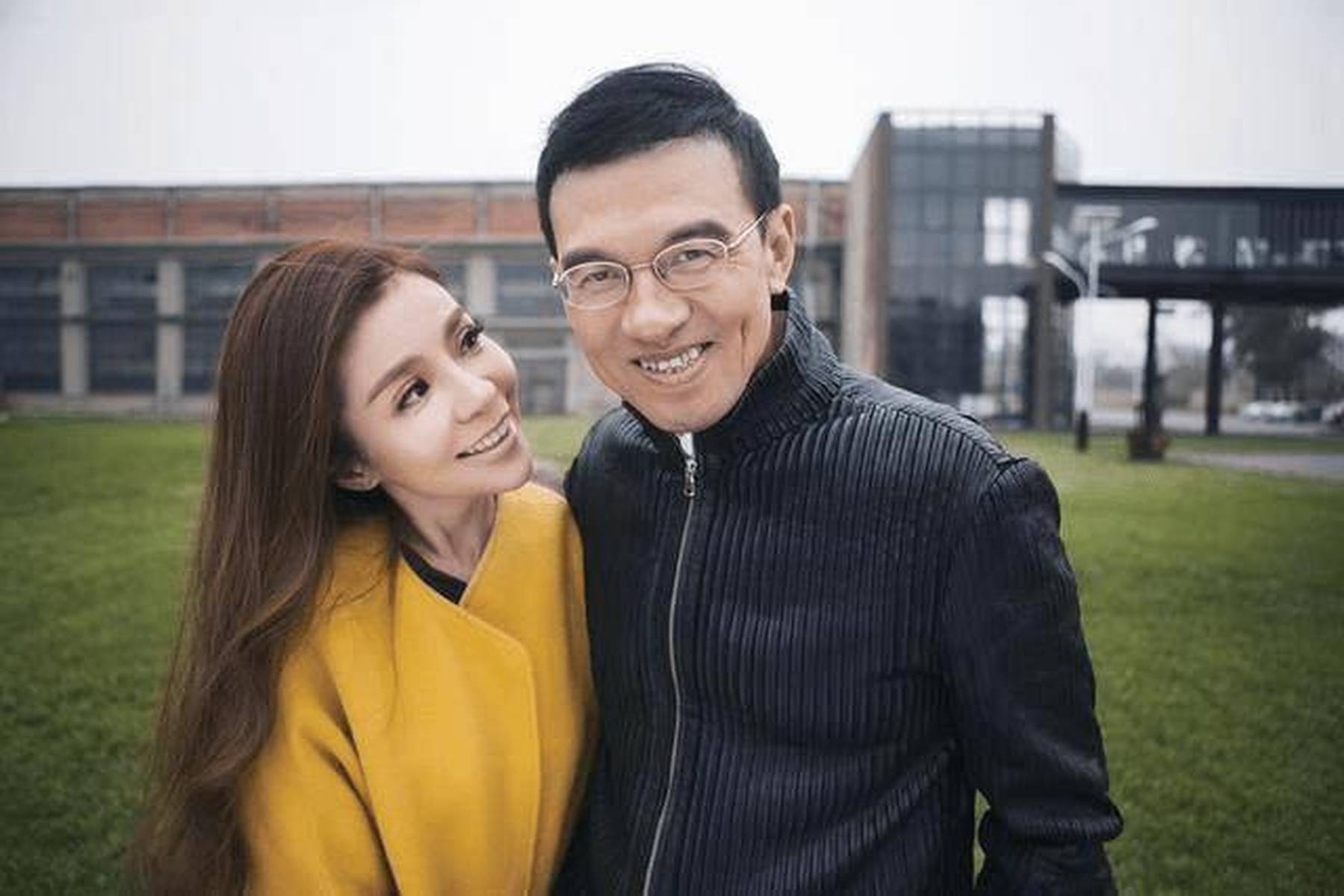 46岁央视主持人朱迅近照曝光,化浓妆为新书宣传超卖力!
