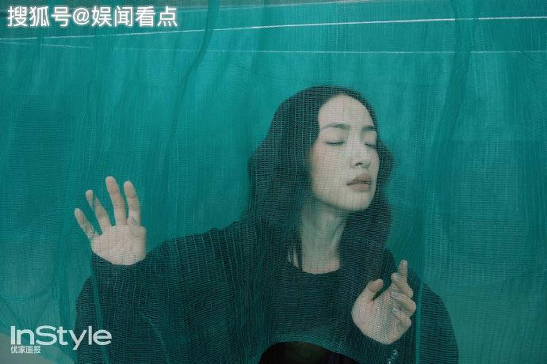 林依晨波浪卷发妩媚十足 穿梭幽秘绿纱神秘感满满