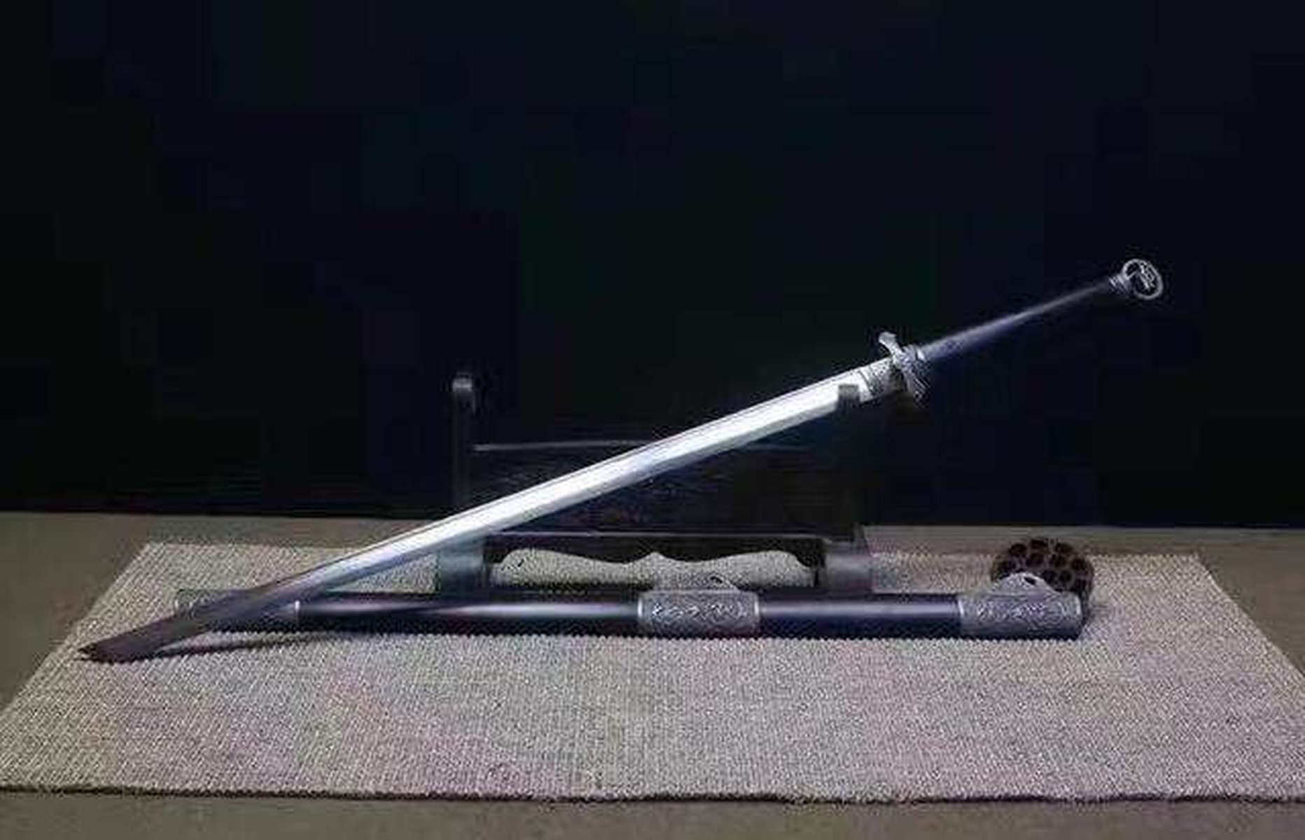 如果穿越回古代当游侠,哪把兵器会是你最佳搭档?