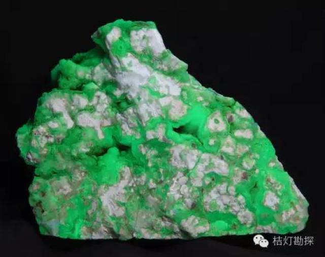 7 cm)  在紫外线下一块硅化灰岩与玉髓(绿色)  薰衣草色调透明的萤石