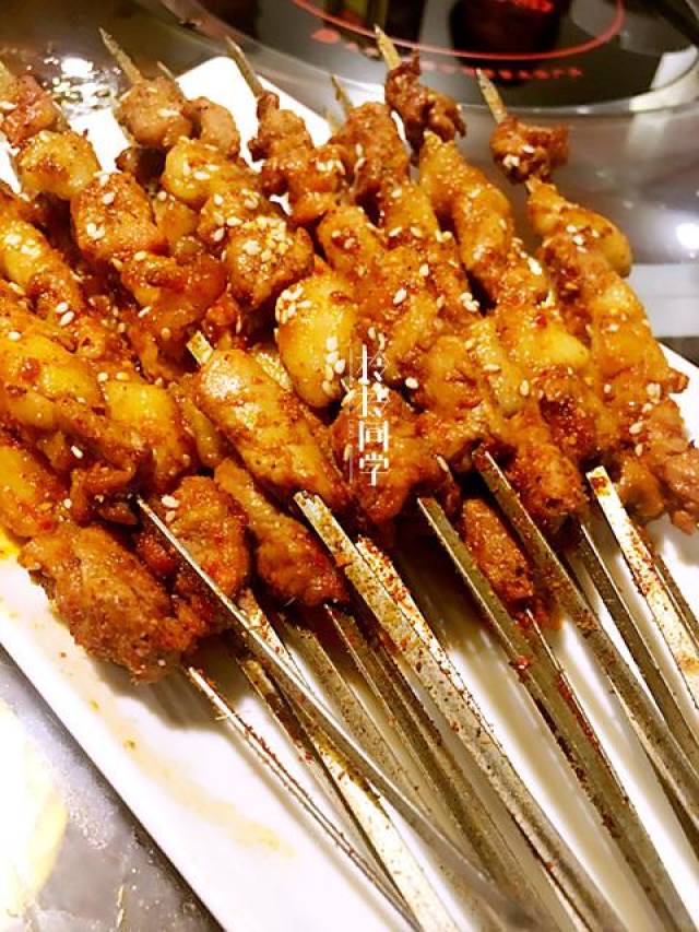 朋友请吃西北菜,烤串啤酒配整只羊,吃的满嘴流油_手机搜狐网