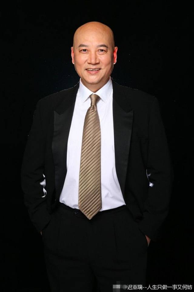 中唐僧的扮演者迟重瑞微博分享出一组写真照,照片中迟重瑞西装笔挺