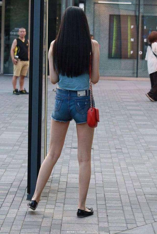 搭配简单的上衣就很好看,那多尴尬,就是那么迷人,超显个性的一款牛仔
