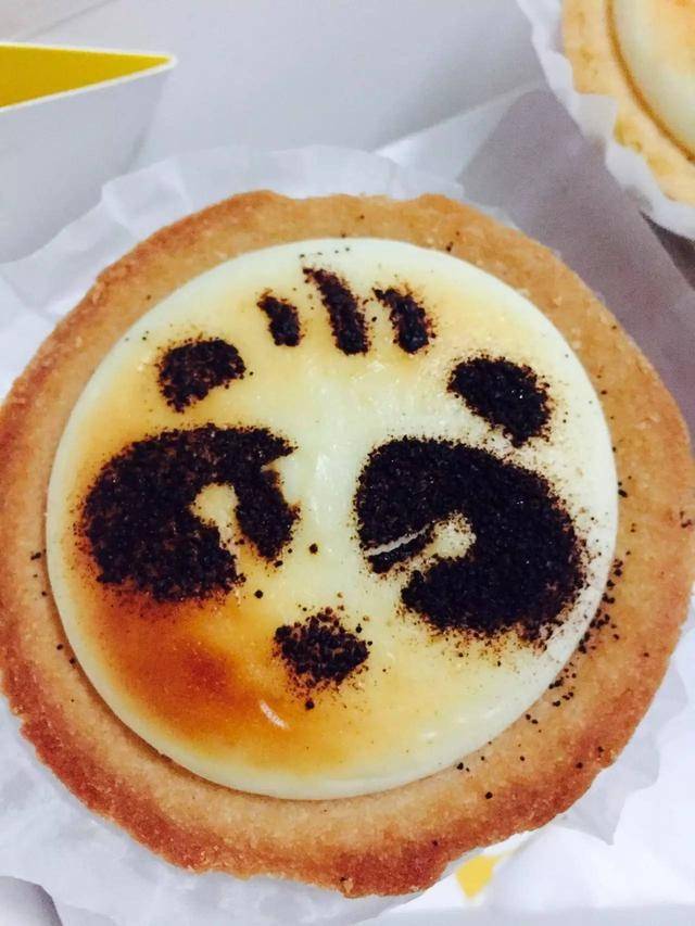 熊猫的形状是可可粉撒上做成的 柔软香浓的芝士呈半流质状入口香甜软